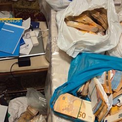 Sequestrati circa 1.080.000 euro in contanti, parte dei quali occultati in abitazioni e pertinenze private 