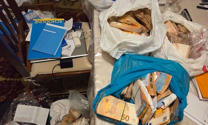 Sequestrati circa 1.080.000 euro in contanti, parte dei quali occultati in abitazioni e pertinenze private 