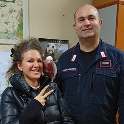 Anita sulla spalla della sua padrona in compagnia di un carabiniere 