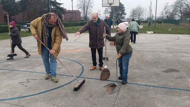 Il sindaco Andrea Coden guida i volontari al Parco dell'Esagono 