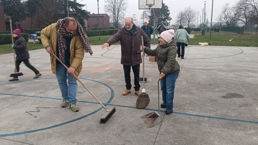Il sindaco Andrea Coden guida i volontari al Parco dell'Esagono 