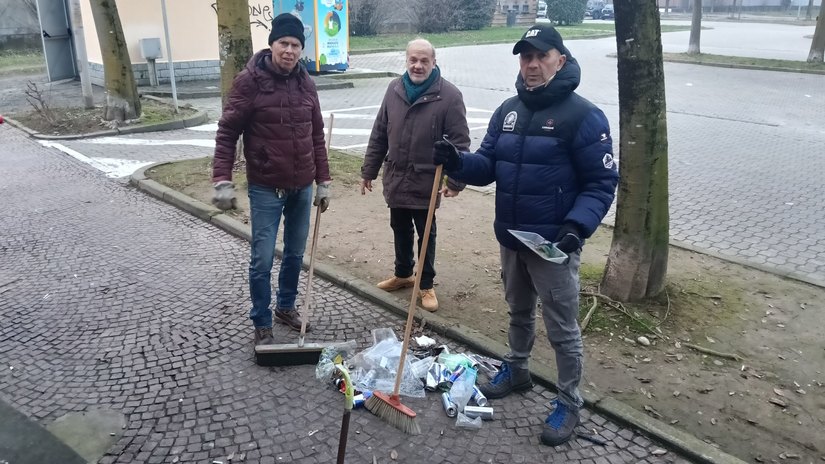Pulizie, davanti ai poliambulato di via Matteotti 