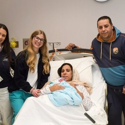 Il piccolo Imran assieme ai genitori e al personale sanitario 