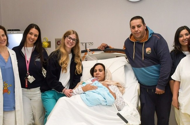Il piccolo Imran assieme ai genitori e al personale sanitario 