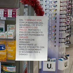 Il cartello esposto alla Farmacia Comunale 3 di Peschiera Borromeo 