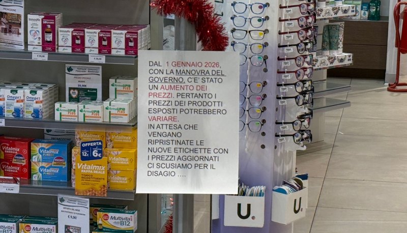 Il cartello esposto alla Farmacia Comunale 3 di Peschiera Borromeo 