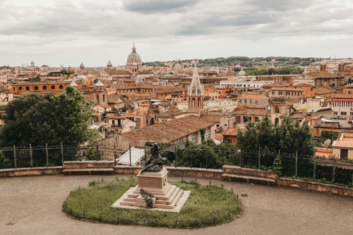 Una vista di Roma dalla cima di una collina 
