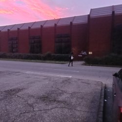 Un pedone diretto alla fermata sulla Paullese attraversa la strada, 