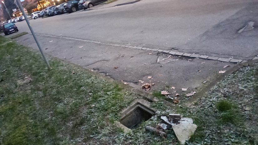 Il tombino aperto in prosismità del parcheggio in via Liberazione 