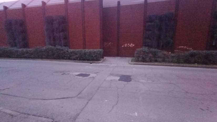 Il passaggio pedonale in via Liberazione che porta alla fermata dei mezzi pubblici sulla Paullese 