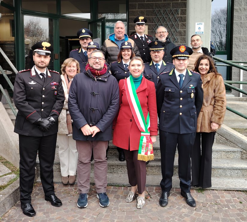 Nella foto il comandante della Polizia Locale e la sindaca Ivonne Cosciotti insieme alla Giunta comunale, i Dirigenti e alcuni Funzionari dell’Ente 