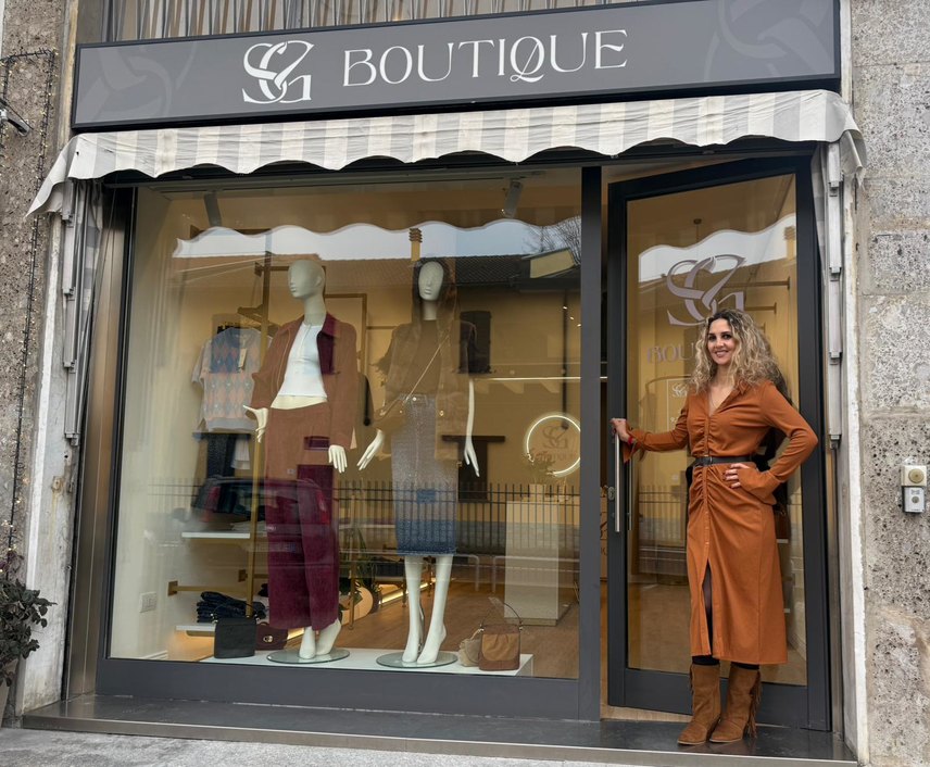 Serena Giammoia davanti al suo nuovo negozio 