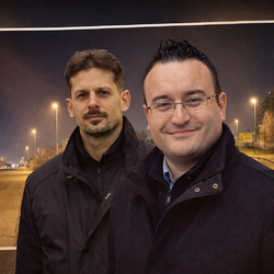 Simone Liberati e Luigi Cordella, sullo sfondo le luci riaccese fra Pantigliate e Vigliano di Mediglia 
