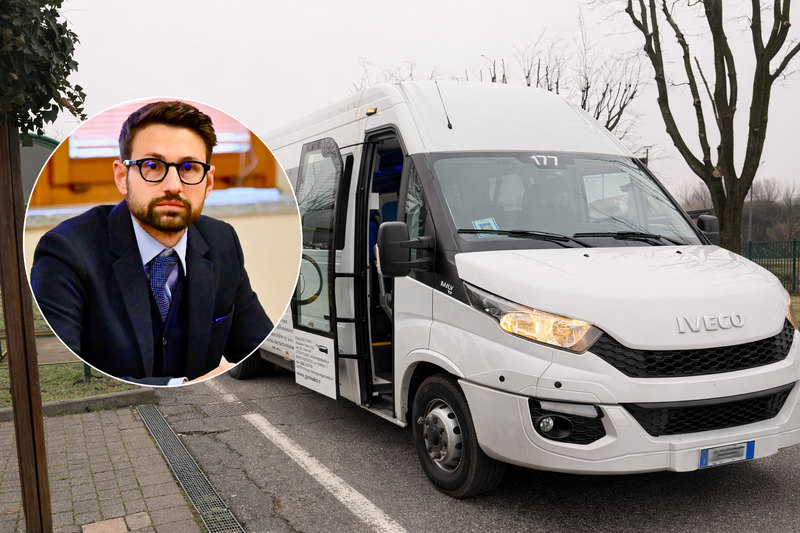 La navetta che ha preso servizio, nel cerchio il vicesindaco Alex Dalla Bella 