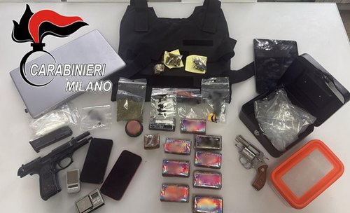 Droga e armi sequestrate al 19enne 