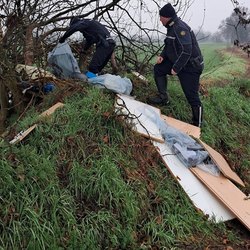 Gli agenti della polizia locale passano al setaccio la discarica a caccia di elementi utili 