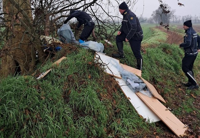 Gli agenti della polizia locale passano al setaccio la discarica a caccia di elementi utili 