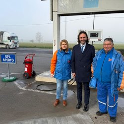 Il sindaco di Colturano Giulio Guala con i gestori 
