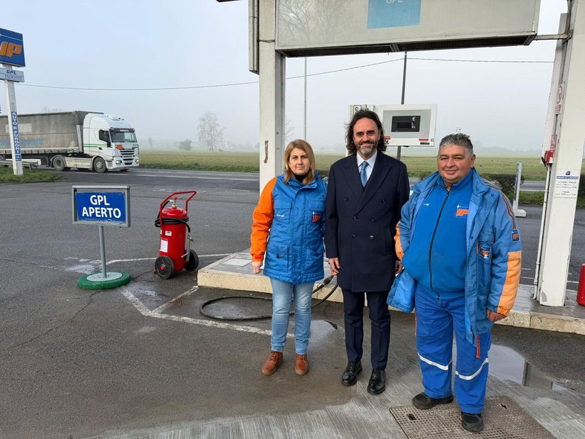 Il sindaco di Colturano Giulio Guala con i gestori 