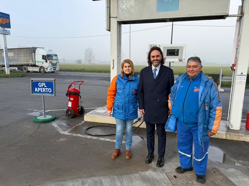 Il sindaco di Colturano Giulio Guala con i gestori 