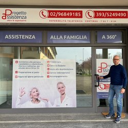 Antonio Lotta davanti al nuovo negozio 