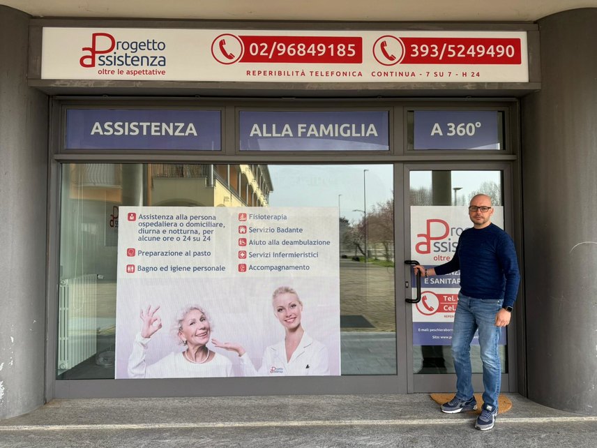 Antonio Lotta davanti al nuovo negozio 