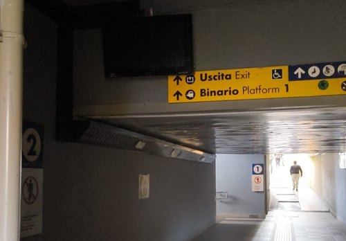 Il sottopasso al buio e con i monitor spenti 