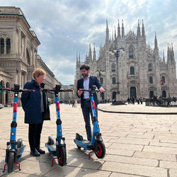 Arianna Censi, assessora alla Mobilità del Comune di Milano con i nuovi mezzi 