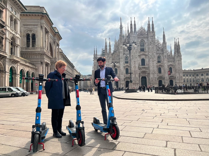Arianna Censi, assessora alla Mobilità del Comune di Milano con i nuovi mezzi 