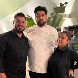Ismaele e Julissa Fontana con lo chef Antonino Cannavacciuolo 