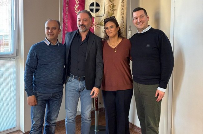 Il sindaco Vito Bellomo con i genitori di Sara 