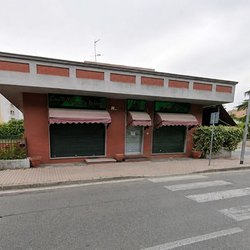 L'ex bar Darwin, futura sede della nuova farmacia 