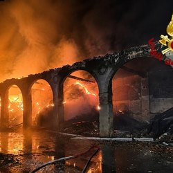 Le fiamme che hanno avvolto cascina Rancate 