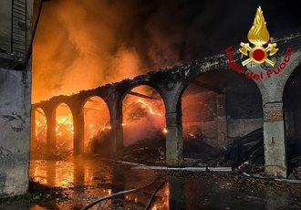 Le fiamme che hanno avvolto cascina Rancate 