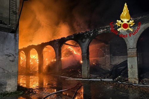 Le fiamme che hanno avvolto cascina Rancate 