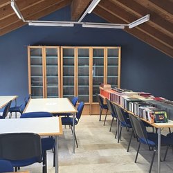Una delle sale studio della biblioteca, completamente ritinteggiata 