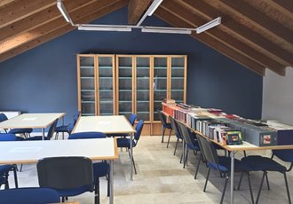 Una delle sale studio della biblioteca, completamente ritinteggiata 