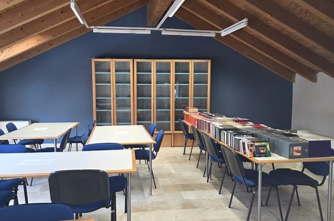 Una delle sale studio della biblioteca, completamente ritinteggiata 
