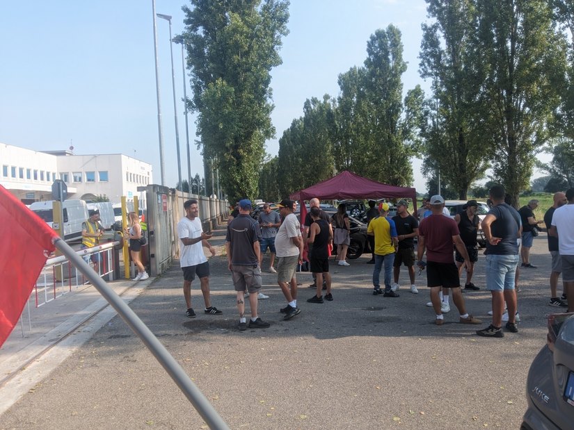 Presidio Amazon a Peschiera Borromeo nella frazione di Mezzate 