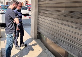 Il sindaco Michael Gola sul luogo dell'assalto 