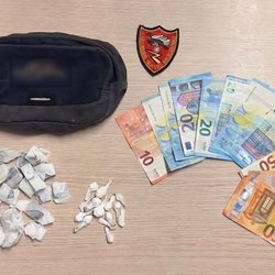 Marsupio, droga e contanti recuperati dai carabinieri 