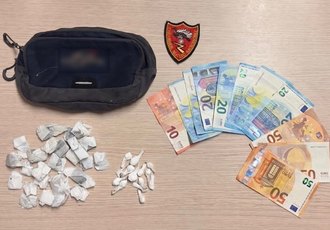 Marsupio, droga e contanti recuperati dai carabinieri 