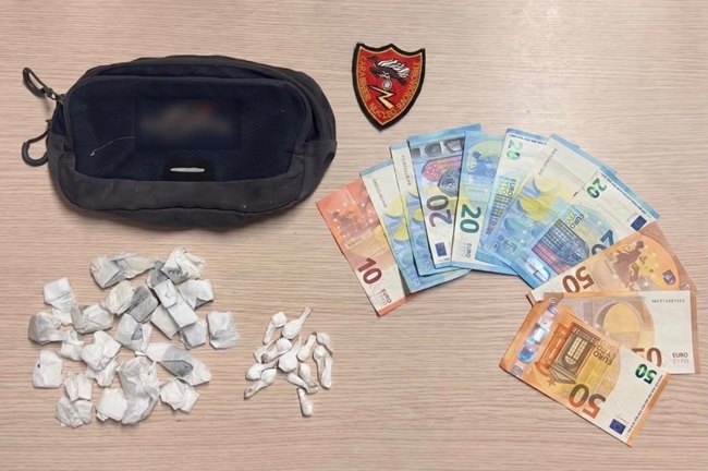 Marsupio, droga e contanti recuperati dai carabinieri 