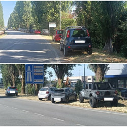 Le auto in sosta sulle banchine di via De Gasperi 
