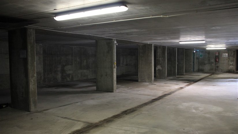 Alcuni dei posti auto nell’autorimessa interrata di via Curiel 