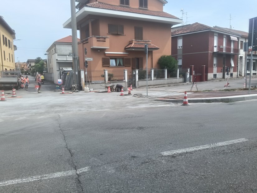 Lavori Via Manzoni angolo 2 Giugno a Peschiera Borromeo 