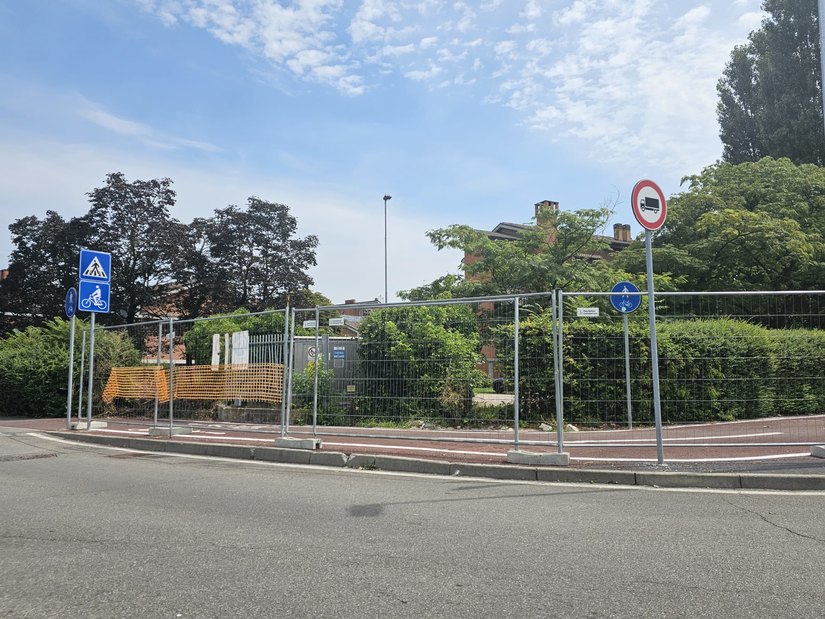 Transenne in via XXV Aprile angolo Via Pio La Torre a Peschiera Borromeo 