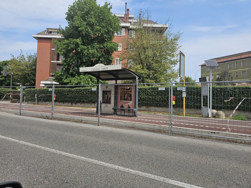 Fermata chiusa in via 2 Giugno a Peschiera Borromeo 