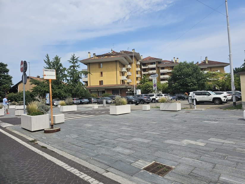 Fermata provvisoria ATM in via 2 Giugno a Peschiera Borromeo 