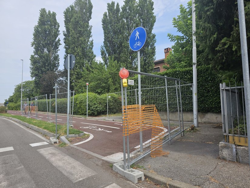 Transenne presenti in via XXV Aprile a Peschiera Borromeo 